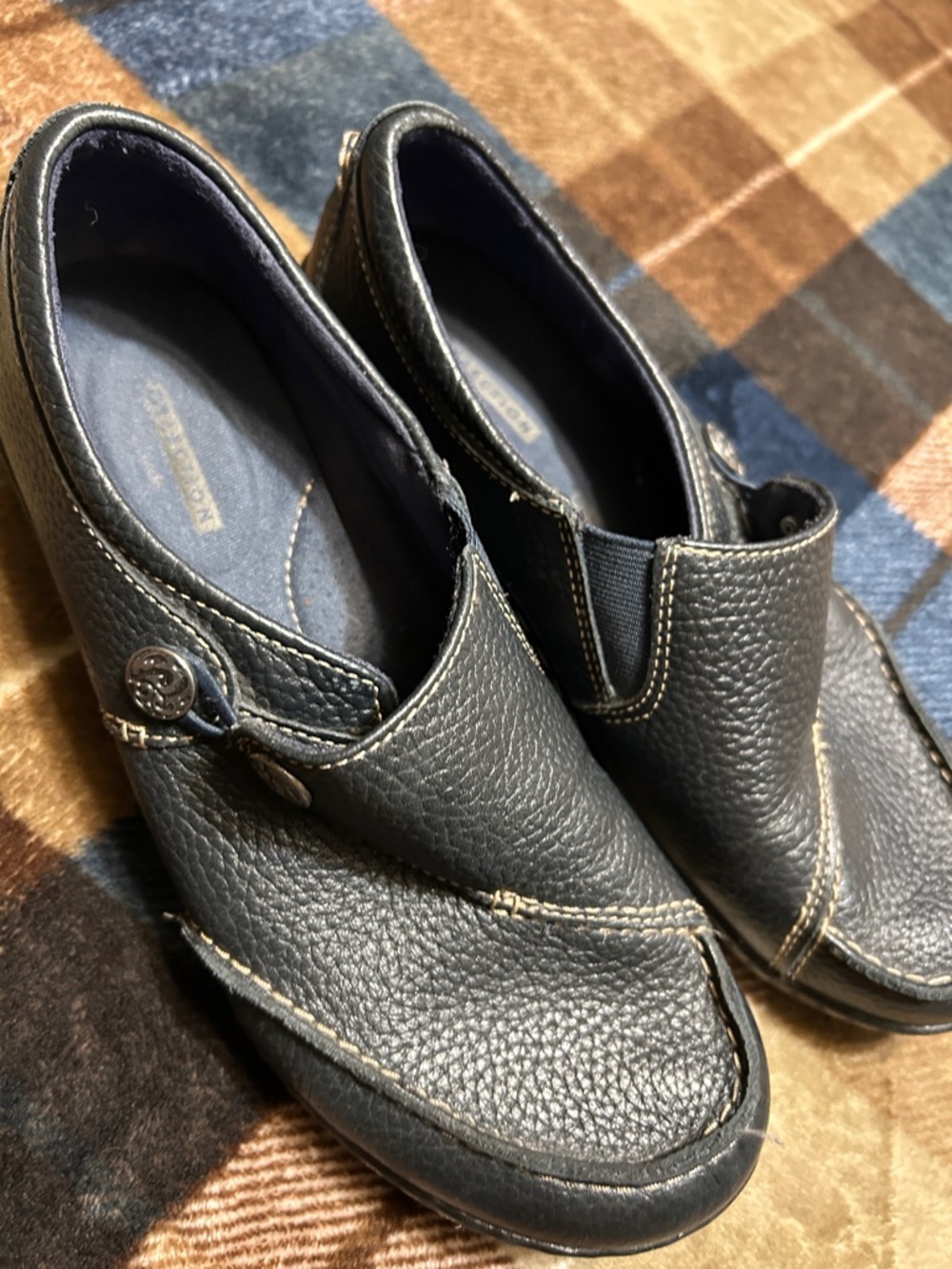 Clarks Black Pebbled Leather Slip-On Clogs with Contrast Stitching